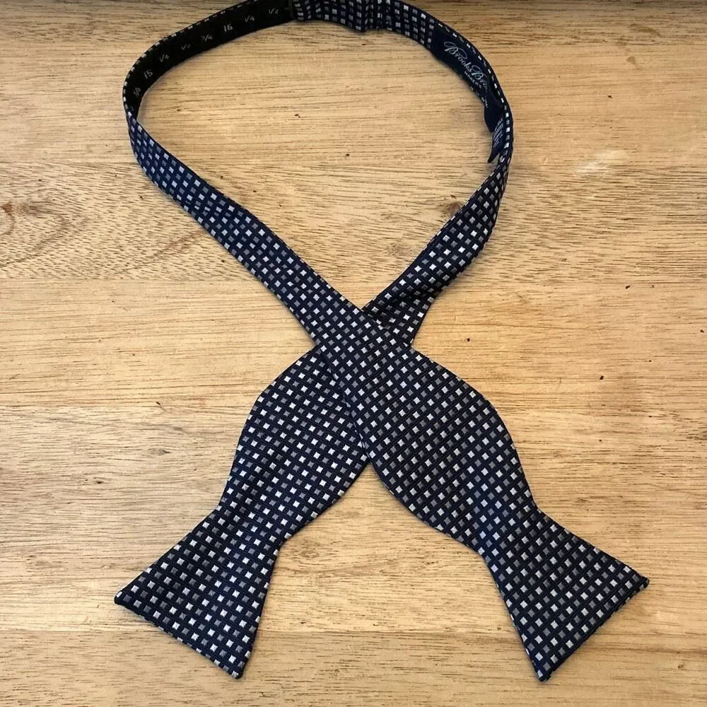 Brooks brothers black and silver print standard  bow tie 100% silk